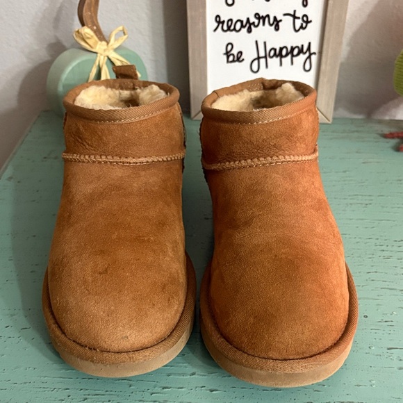 Cozy Ugg Tan Suede Boots SZ 8 box 50
